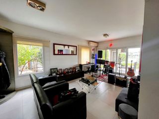 Foto 5 de VENTA CASA A LA LAGUNA 6 AMB.  BARRIO LA COMARCA
