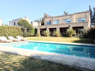 Foto 1 de VENTA CASA A LA LAGUNA 6 AMB.  BARRIO LA COMARCA