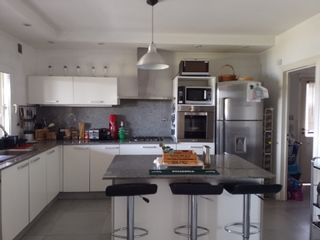 Foto 8 de VENTA CASA A LA LAGUNA 6 AMB.  BARRIO LA COMARCA