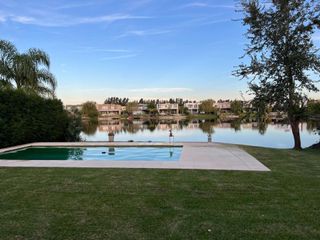 Foto 2 de VENTA CASA A LA LAGUNA 6 AMB.  BARRIO LA COMARCA