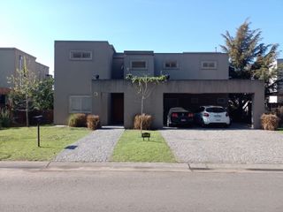 Foto 4 de VENTA CASA A LA LAGUNA 6 AMB.  BARRIO LA COMARCA