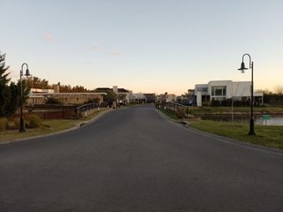 Foto 40 de VENTA CASA A LA LAGUNA 6 AMB.  BARRIO LA COMARCA