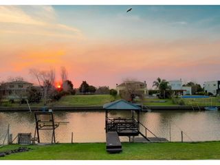 Foto 7 de VENTA  CASA SAN MARCO TIGRE FRENTE AL RIO  MUELLE GALERIA PISCINA
