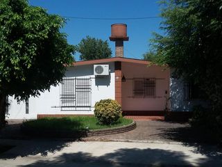 Foto 1 de AMPLISIMA!! CASA 4 DORM EN B° PARQUEFIELD. PILETA  Y JARDIN!