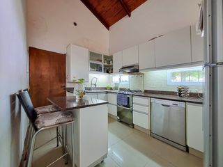 Foto 5 de VENTA CASA DE 4 DORMITORIOS CON PILETA EN FUNES