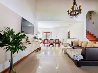 Foto 1 de VENTA CASA DE 4 DORMITORIOS CON PILETA EN FUNES