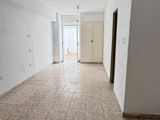 Foto 2 de Monoambiente con patio + cochera en Córdoba al 1100, Zona Centro
