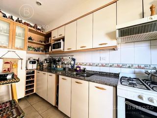 Foto 7 de Venta departamento de 3 ambientes con cochera en Banfield Este.