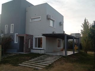 Foto 2 de Alquilo Duplex 2 Dormitorios - Quincho- Ingreso vehicular - Barrio La Castellana - Neuquén Capital