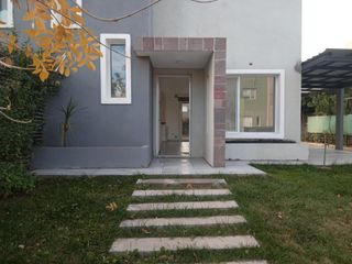 Foto 1 de Alquilo Duplex 2 Dormitorios - Quincho- Ingreso vehicular - Barrio La Castellana - Neuquén Capital