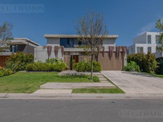 Foto 2 de Casa en  venta al lago en Virazon de 4 dormitorios en suite