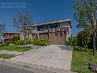 Foto 3 de Casa en  venta al lago en Virazon de 4 dormitorios en suite