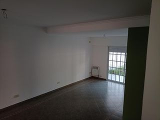 Foto 5 de DUPLEX EN EXCELENTE ESTADO CON COCHERA CUBIERTA Y JARDIN