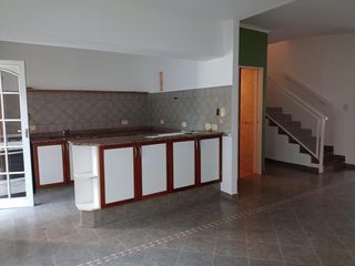 Foto 4 de DUPLEX EN EXCELENTE ESTADO CON COCHERA CUBIERTA Y JARDIN