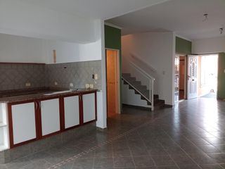 Foto 2 de DUPLEX EN EXCELENTE ESTADO CON COCHERA CUBIERTA Y JARDIN