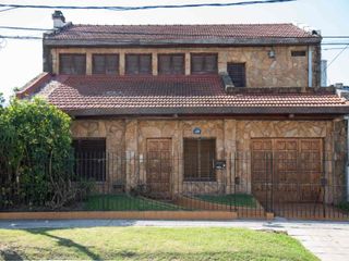 Foto 1 de CASA 3 DORMITORIOS VENTA LA PLATA PATIO COCHERA