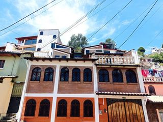 Foto 1 de Se vende casa en el Centro Histórico de Quito, sector El Panecillo.
