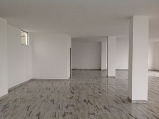 Foto 2 de Renta local comercial de 200 m2 en La Mitad del Mundo