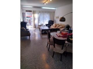 Foto 3 de VENTA BELGRANO 4 AMBIENTES PISO 4 AL FRENTE BALCÓN CORRIDO  ESCRITORIO COCHERA DEPENDENCIA   SE ESCUCHAN OFERTAS  VENTA X VIAJE