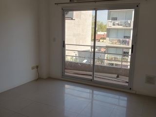 Foto 4 de Semipiso de dos ambientes con balcón al frente y baulera