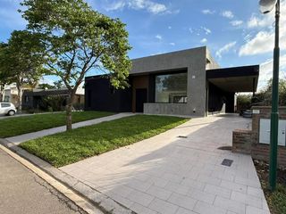 Foto 17 de Casa en venta - 3 Dormitorios 4 Baños - 508Mts2 - Benavidez