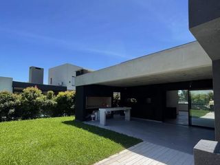 Foto 1 de Casa en venta - 3 Dormitorios 4 Baños - 508Mts2 - Benavidez