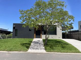 Foto 10 de Casa en venta - 3 Dormitorios 4 Baños - 508Mts2 - Benavidez