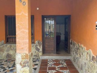 Foto 2 de Casa en venta de 4 dormitorios c/ cochera en Los Perales
