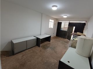 Foto 3 de VILLA MARÍA DEL TRIUNFO - VENTA CASA CON COCHERA - ÁREA 128 m2