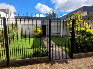 Foto 1 de Casa en  pleno barrio los cedros