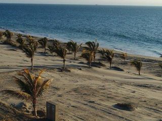Foto 4 de Se vende Lote de Playa en primera fila en esquina en El Ñuro