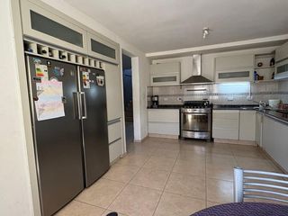 Foto 5 de VENTA CASA 5 DORMITORIOS AV. SAN MARTIN