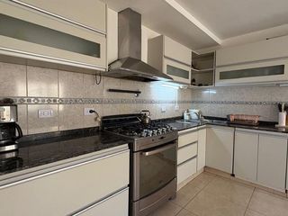 Foto 4 de VENTA CASA 5 DORMITORIOS AV. SAN MARTIN