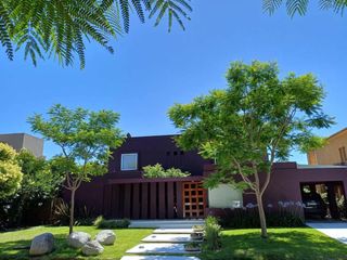 Foto 1 de Alquiler casa de diseño en Barrio Laguna del Sol