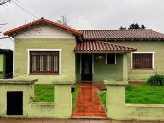Foto 1 de VENTA CASA 5 AMBIENTES CON PILETA EMPALME LOBOS