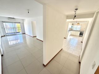 Foto 1 de Departamento en Alquiler 3 ambientes con cochera en Banfield Este