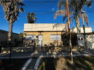 Foto 1 de VENTA - CASA 4 AMBIENTES C/PILETA Y COCHERA-LOBOS