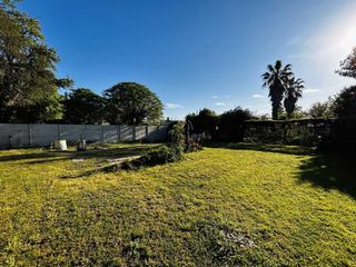 Foto 2 de VENTA - CASA 4 AMBIENTES C/PILETA Y COCHERA-LOBOS