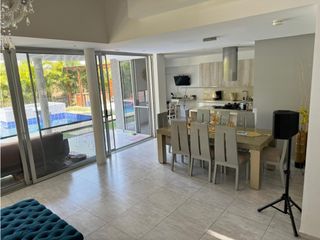 Foto 2 de CASA MODERNA CON PISCINA Y JACUZZI