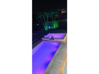 Foto 2 de CASA CON PISCINA Y JACUZZI