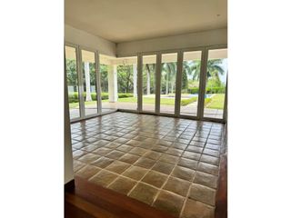 Foto 10 de CASA CON PISCINA DE UN PISO CON AMPLIAS ZONAS VERDES
