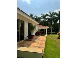 Foto 9 de CASA CON PISCINA DE UN PISO CON AMPLIAS ZONAS VERDES