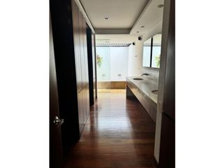 Foto 4 de CASA CON PISCINA DE UN PISO CON AMPLIAS ZONAS VERDES