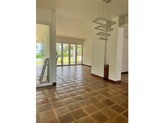 Foto 6 de CASA CON PISCINA DE UN PISO CON AMPLIAS ZONAS VERDES