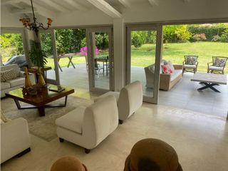 Foto 2 de CASA  INDEPENDIENTE CON PISCINA Y AMPLIA ZONA VERDE