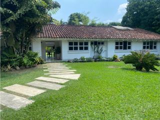 Foto 1 de CASA  INDEPENDIENTE CON PISCINA Y AMPLIA ZONA VERDE