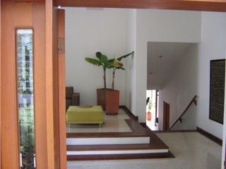 Foto 2 de CASA AMPLIA, INDEPENDIENTE Y BIEN SITUADA EN EL SUR DE CALI