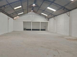 Foto 1 de Galpón  Comercial en  renta - 3 Oficinas - Dos baños - Sector Industrial