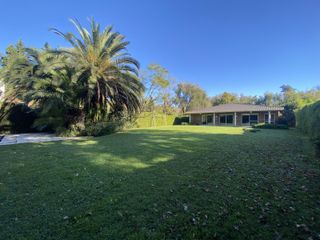 Foto 3 de Venta - Casa 5 amb. Pileta, Jardín y Quincho - 2 Lotes / Los Ñanduces