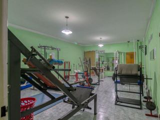 Foto 15 de Casa en venta - 7 dormitorios 5 baños y 2 cocheras - 300mts2  totales - Villa Elvira